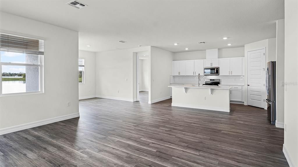 合同活跃: $462,990 (5 贝兹, 3 浴室, 2490 平方英尺)