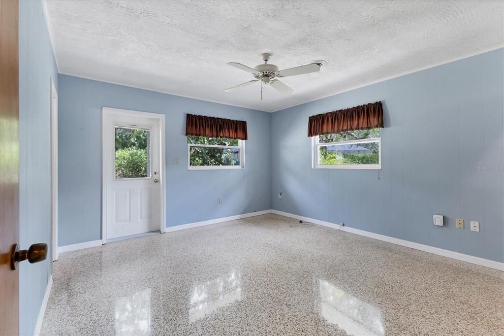 合同活跃: $675,000 (3 贝兹, 2 浴室, 1810 平方英尺)