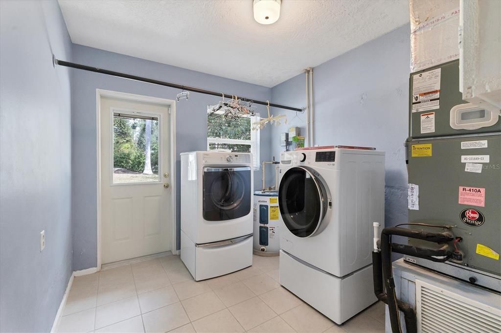 合同活跃: $675,000 (3 贝兹, 2 浴室, 1810 平方英尺)