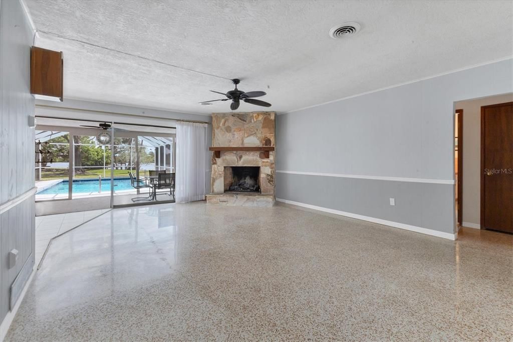 合同活跃: $675,000 (3 贝兹, 2 浴室, 1810 平方英尺)