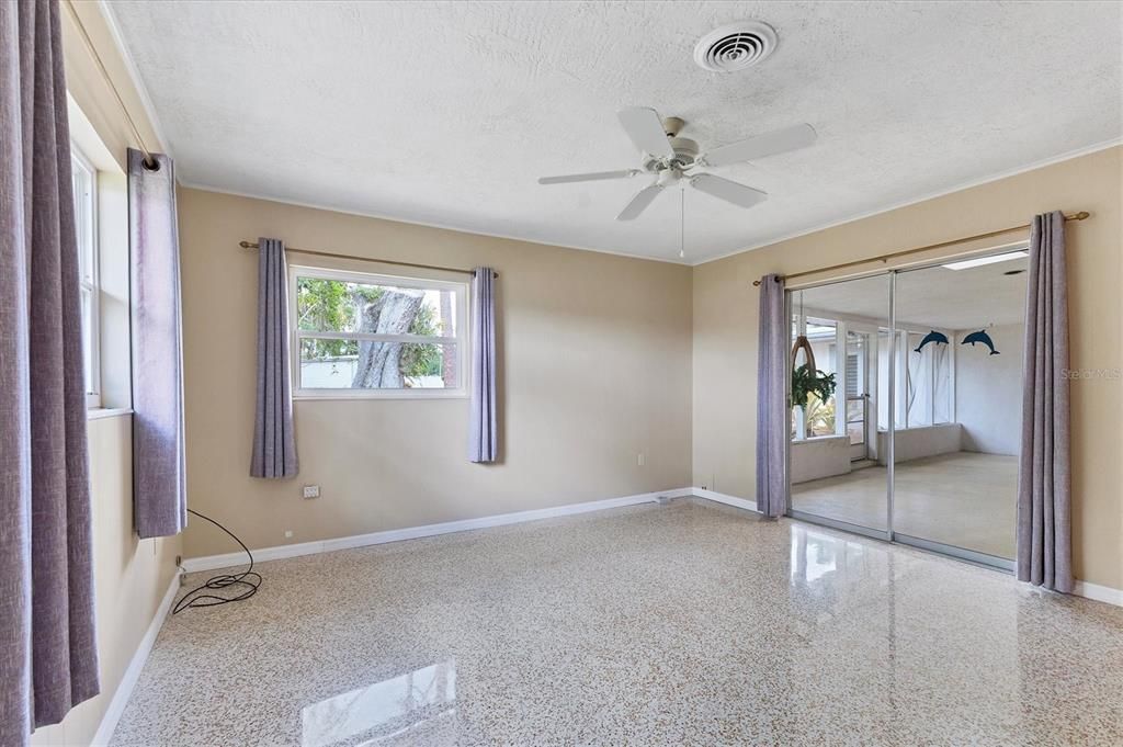 合同活跃: $675,000 (3 贝兹, 2 浴室, 1810 平方英尺)