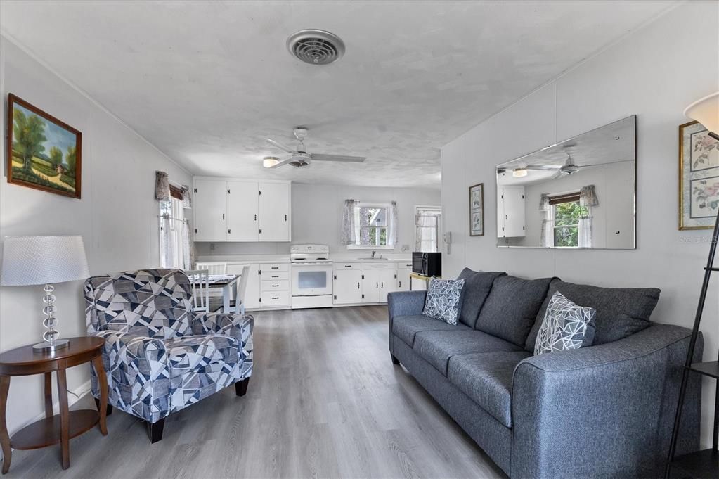 合同活跃: $675,000 (3 贝兹, 2 浴室, 1810 平方英尺)