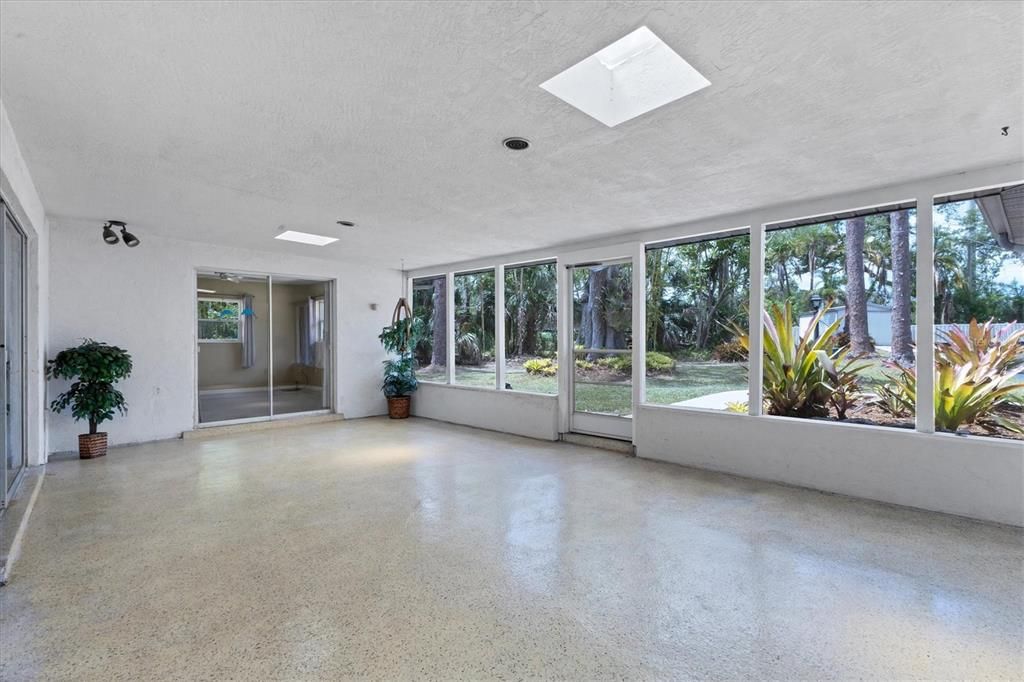 合同活跃: $675,000 (3 贝兹, 2 浴室, 1810 平方英尺)