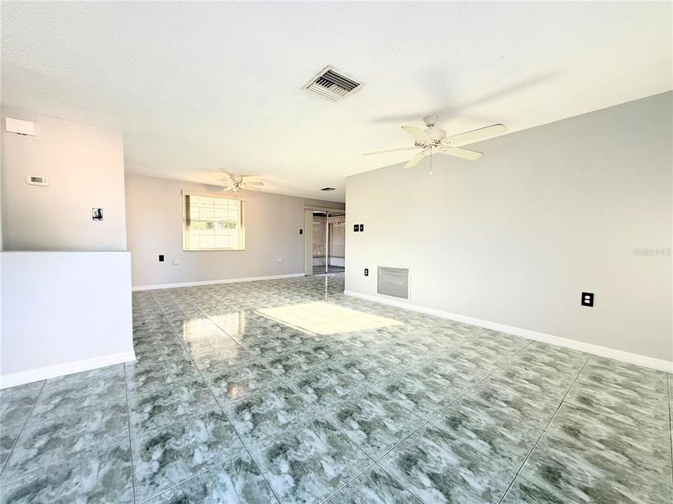 Active With Contract: $200,000 (2 beds, 1 baths, 894 Square Feet)