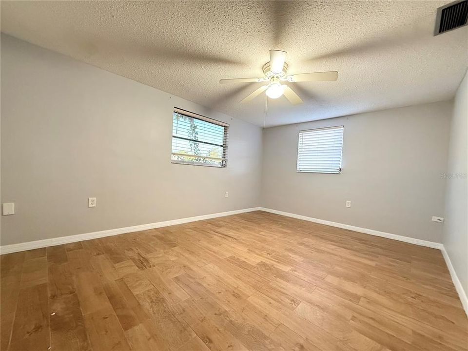Active With Contract: $200,000 (2 beds, 1 baths, 894 Square Feet)
