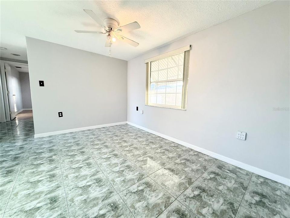 Active With Contract: $200,000 (2 beds, 1 baths, 894 Square Feet)
