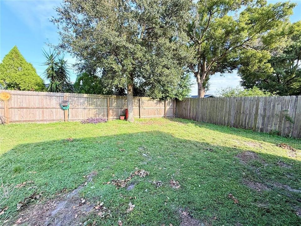 Active With Contract: $200,000 (2 beds, 1 baths, 894 Square Feet)