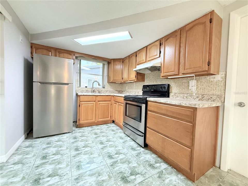 Active With Contract: $200,000 (2 beds, 1 baths, 894 Square Feet)