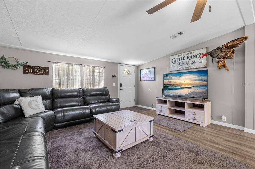 For Sale: $399,000 (3 beds, 2 baths, 1296 Square Feet)