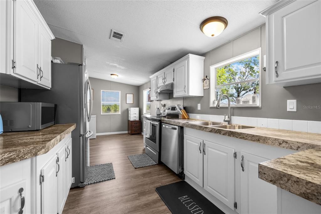 For Sale: $399,000 (3 beds, 2 baths, 1296 Square Feet)