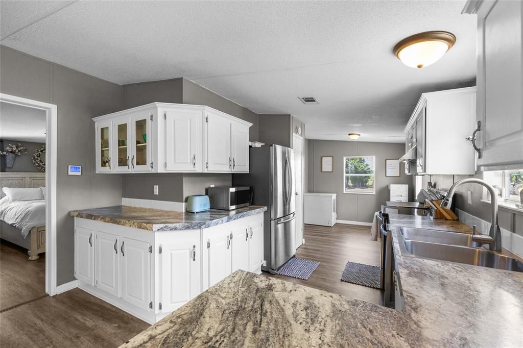 For Sale: $399,000 (3 beds, 2 baths, 1296 Square Feet)