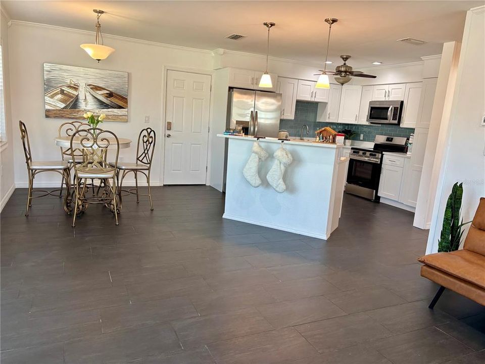 For Sale: $599,000 (2 beds, 2 baths, 1012 Square Feet)