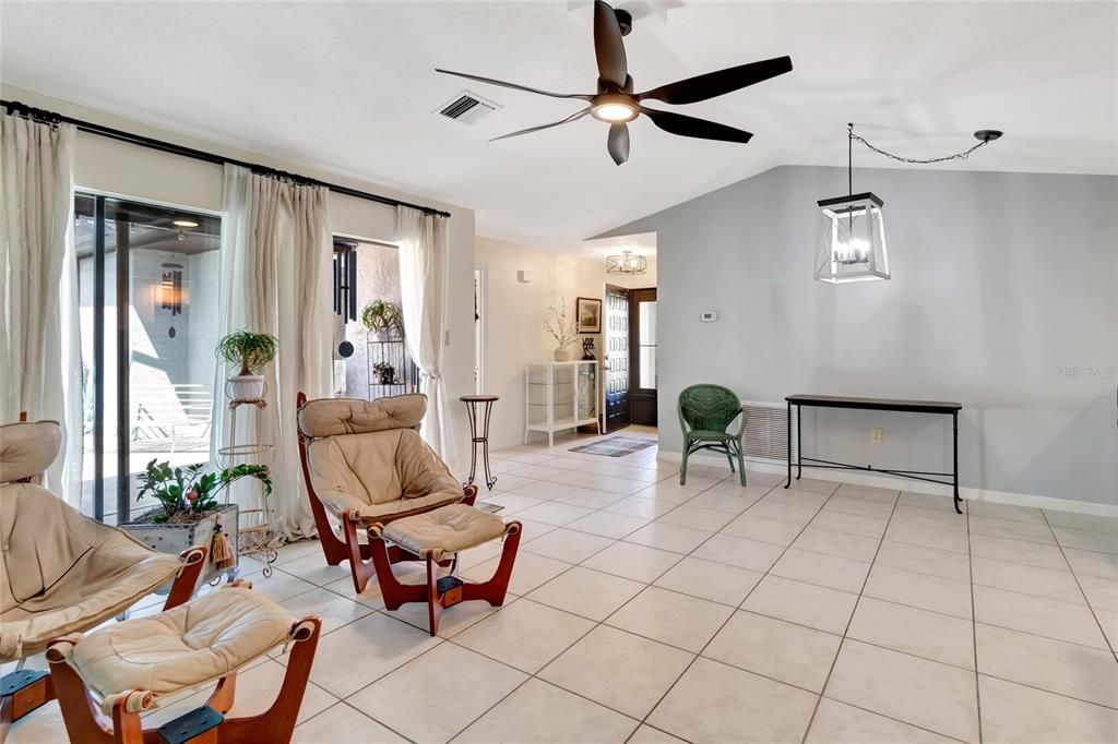 待售: $239,000 (2 贝兹, 2 浴室, 1177 平方英尺)