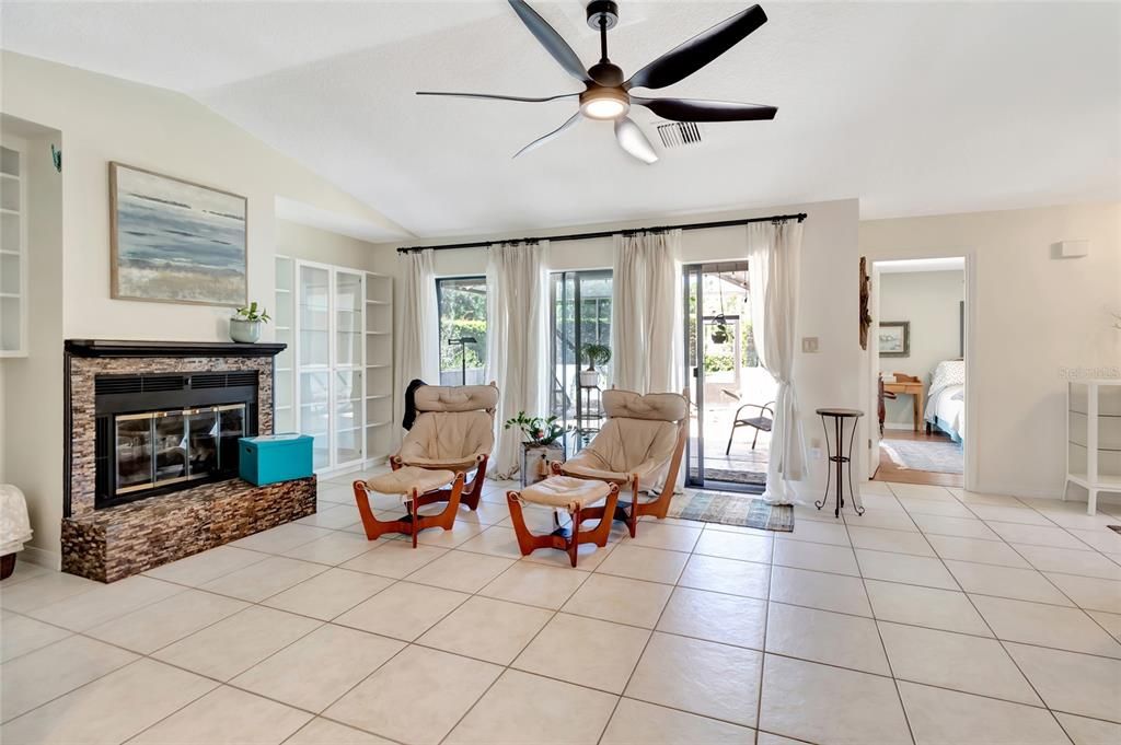 待售: $239,000 (2 贝兹, 2 浴室, 1177 平方英尺)