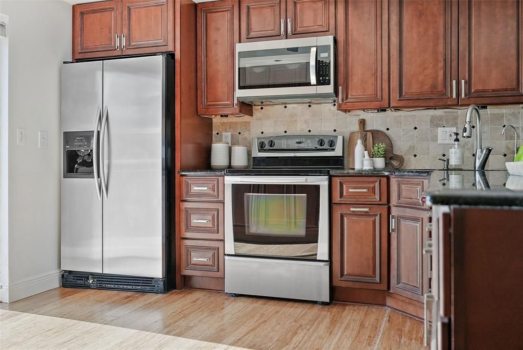 合同活跃: $795,000 (2 贝兹, 2 浴室, 1650 平方英尺)