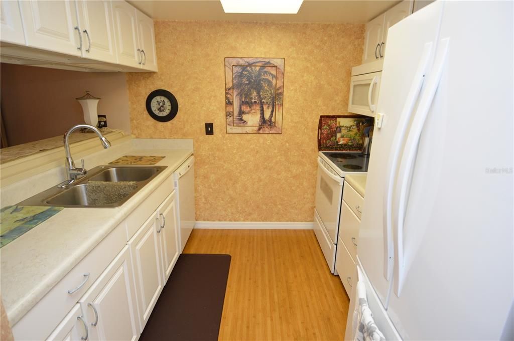 Active With Contract: $2,000 (2 beds, 1 baths, 987 Square Feet)