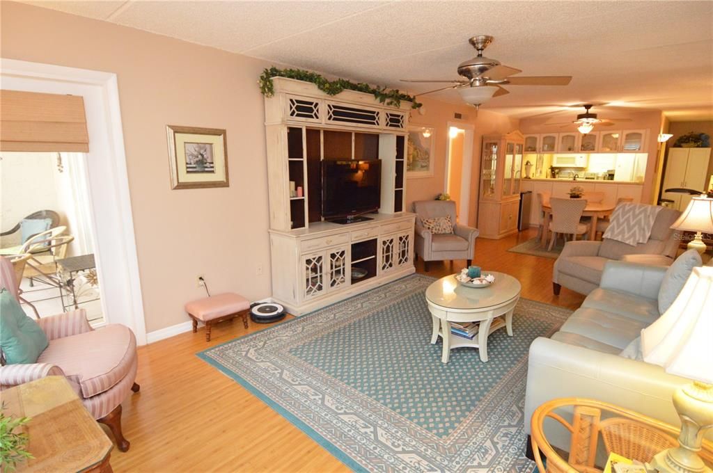 Active With Contract: $2,000 (2 beds, 1 baths, 987 Square Feet)