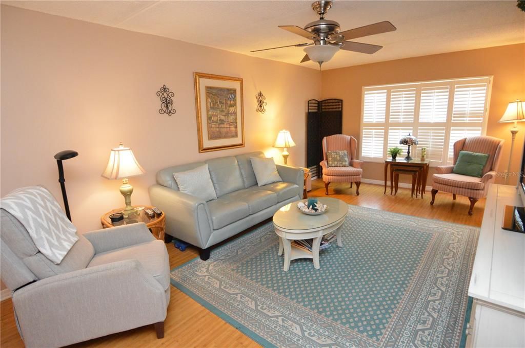 Active With Contract: $2,000 (2 beds, 1 baths, 987 Square Feet)