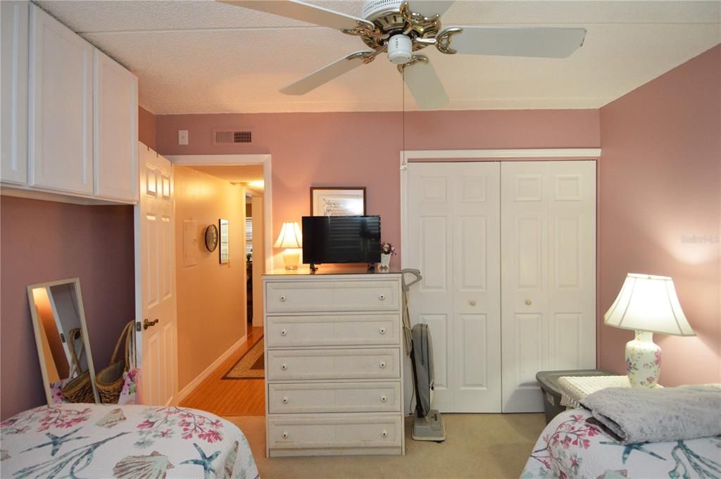 Active With Contract: $2,000 (2 beds, 1 baths, 987 Square Feet)