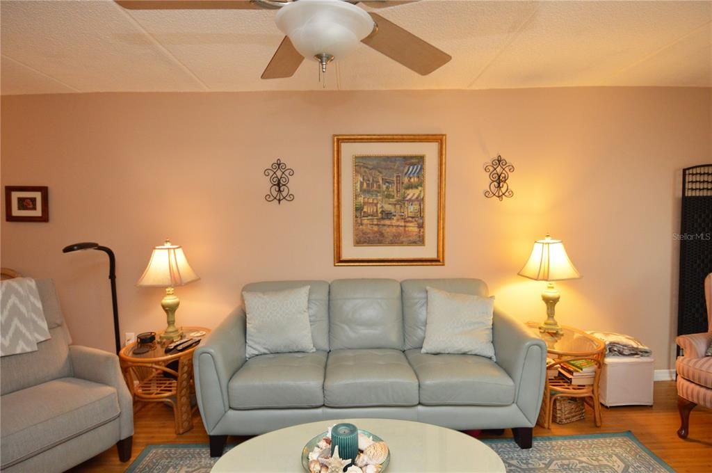 Active With Contract: $2,000 (2 beds, 1 baths, 987 Square Feet)