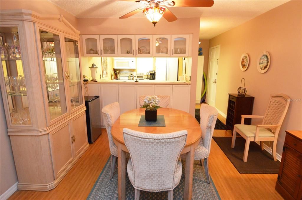 Active With Contract: $2,000 (2 beds, 1 baths, 987 Square Feet)