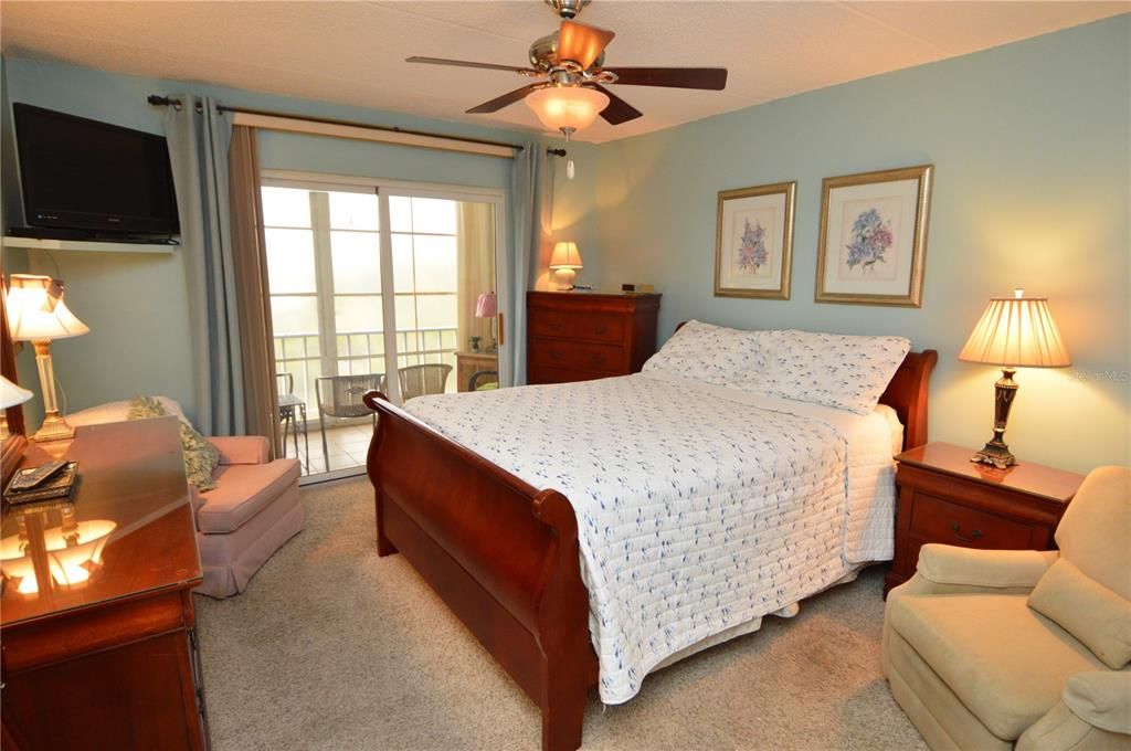 Active With Contract: $2,000 (2 beds, 1 baths, 987 Square Feet)