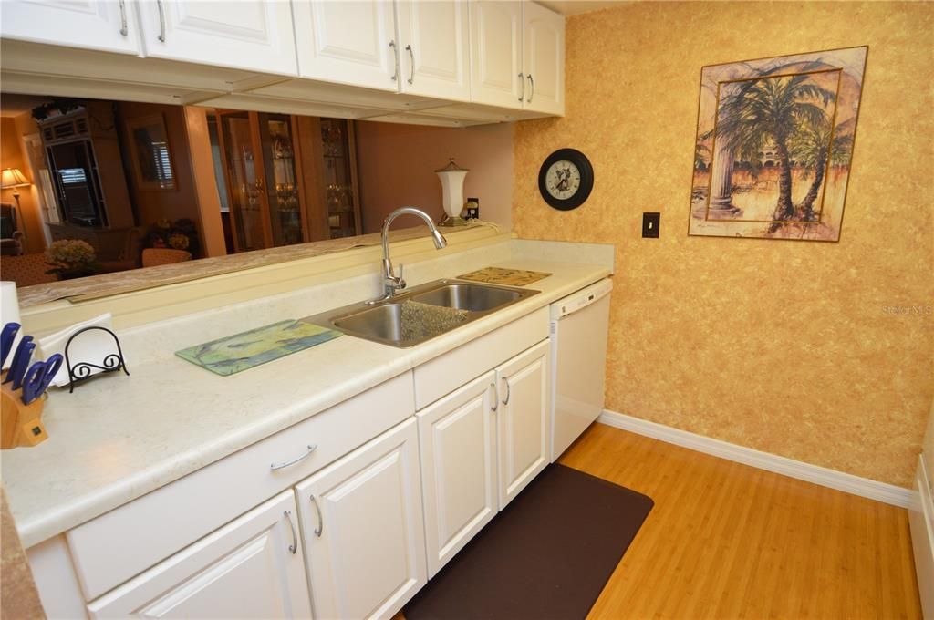 Active With Contract: $2,000 (2 beds, 1 baths, 987 Square Feet)