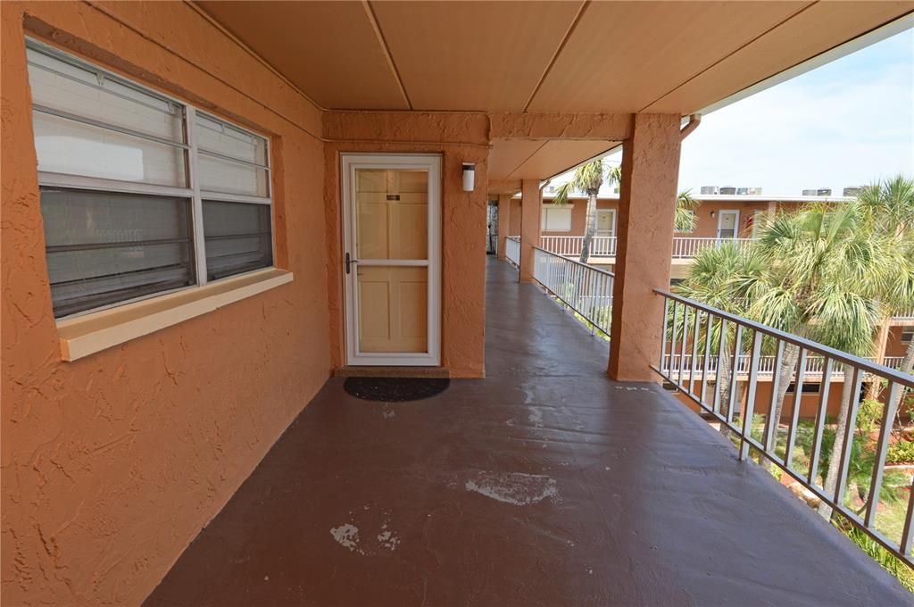 Active With Contract: $2,000 (2 beds, 1 baths, 987 Square Feet)