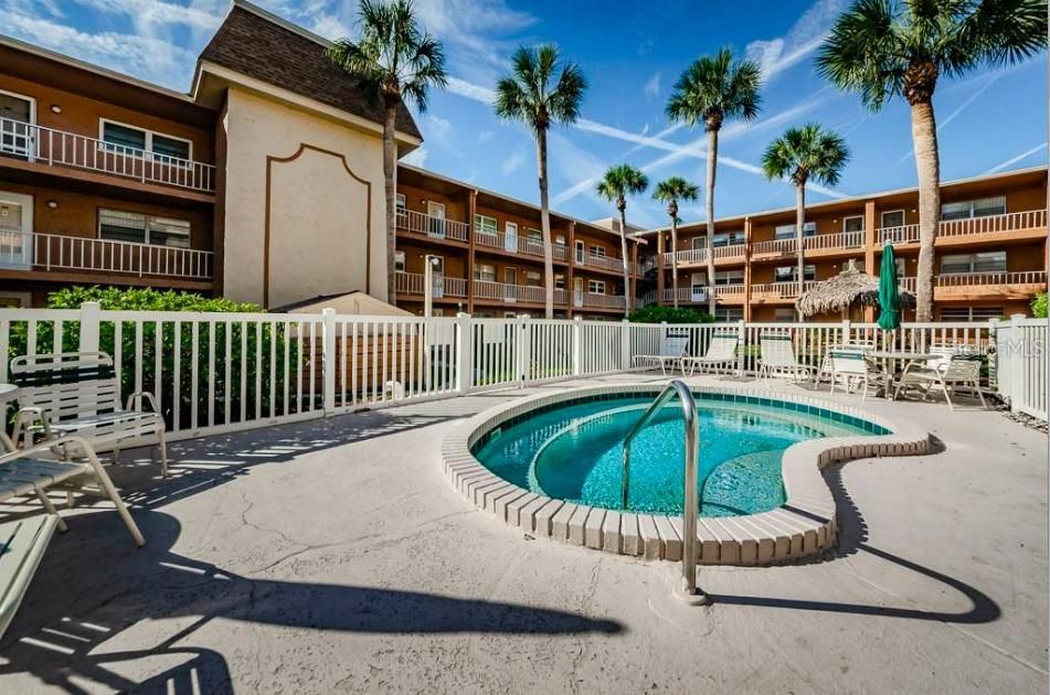 Active With Contract: $2,000 (2 beds, 1 baths, 987 Square Feet)
