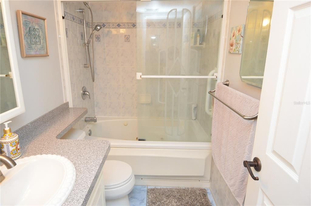 Active With Contract: $2,000 (2 beds, 1 baths, 987 Square Feet)