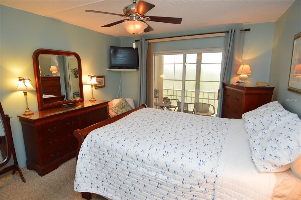 Active With Contract: $2,000 (2 beds, 1 baths, 987 Square Feet)