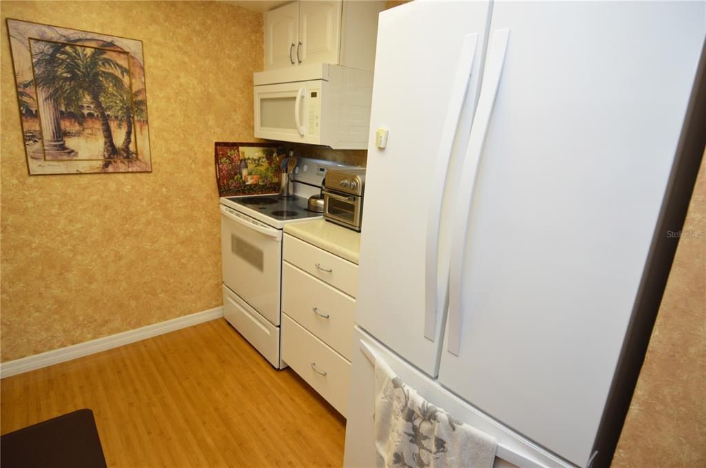 Active With Contract: $2,000 (2 beds, 1 baths, 987 Square Feet)