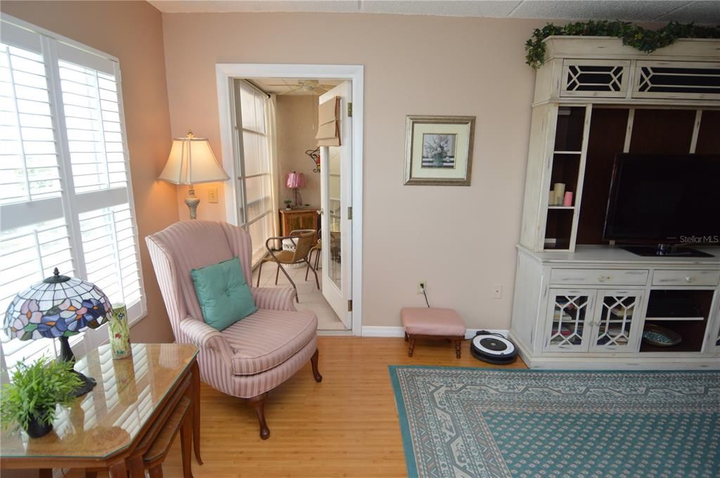 Active With Contract: $2,000 (2 beds, 1 baths, 987 Square Feet)