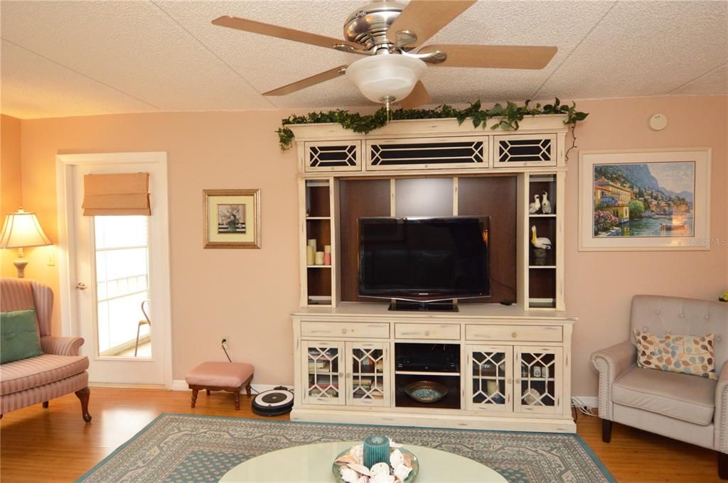 Active With Contract: $2,000 (2 beds, 1 baths, 987 Square Feet)