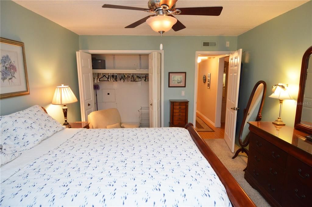 Active With Contract: $2,000 (2 beds, 1 baths, 987 Square Feet)