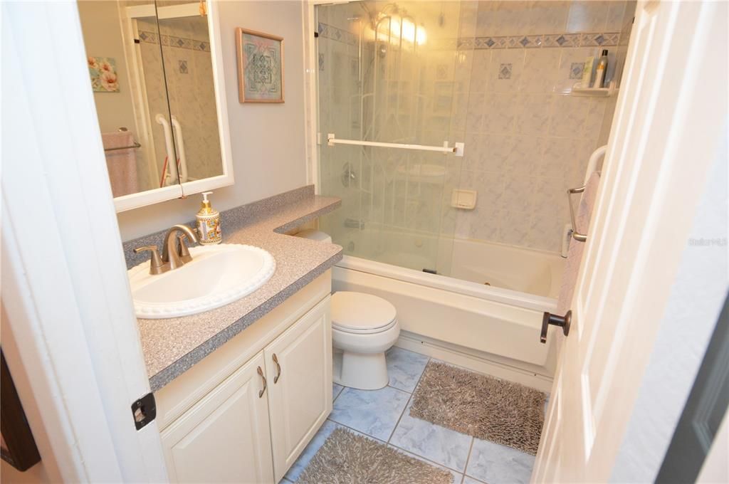 Active With Contract: $2,000 (2 beds, 1 baths, 987 Square Feet)