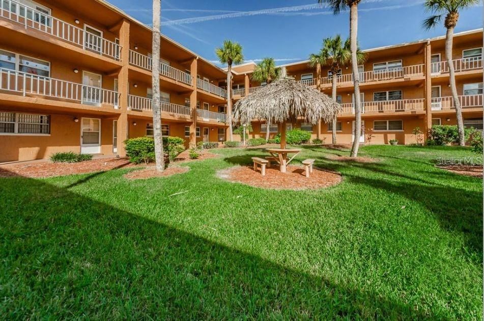 Active With Contract: $2,000 (2 beds, 1 baths, 987 Square Feet)