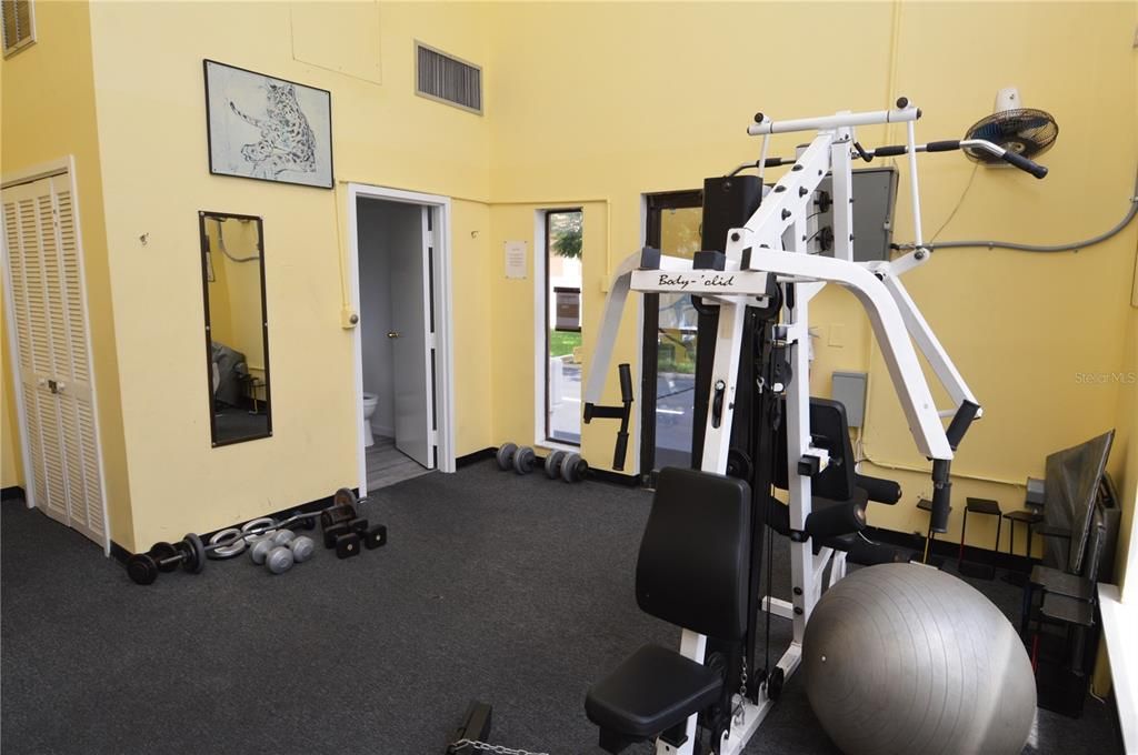 Active With Contract: $2,000 (2 beds, 1 baths, 987 Square Feet)