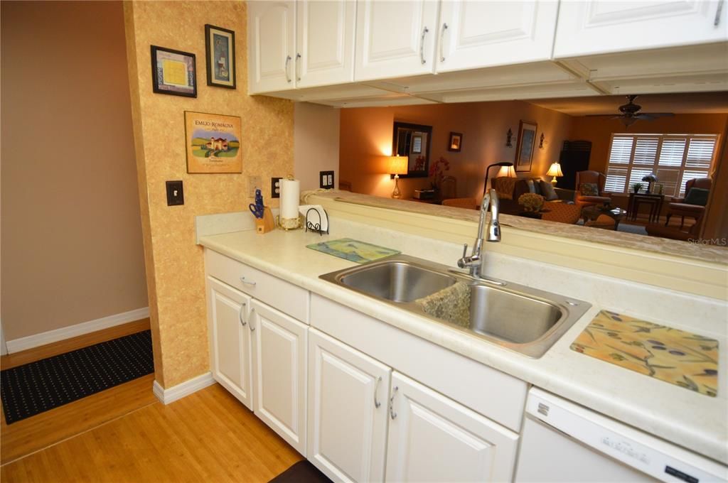 Active With Contract: $2,000 (2 beds, 1 baths, 987 Square Feet)