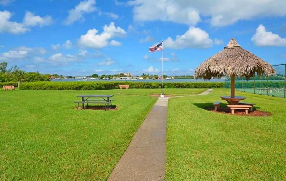 Active With Contract: $2,000 (2 beds, 1 baths, 987 Square Feet)