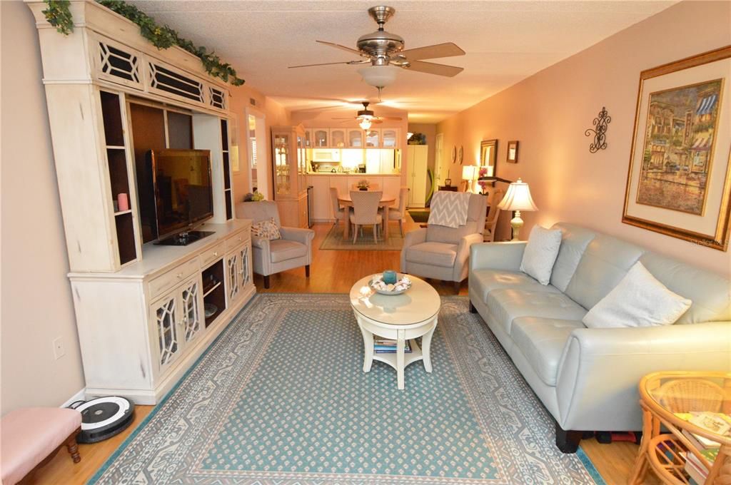 Active With Contract: $2,000 (2 beds, 1 baths, 987 Square Feet)