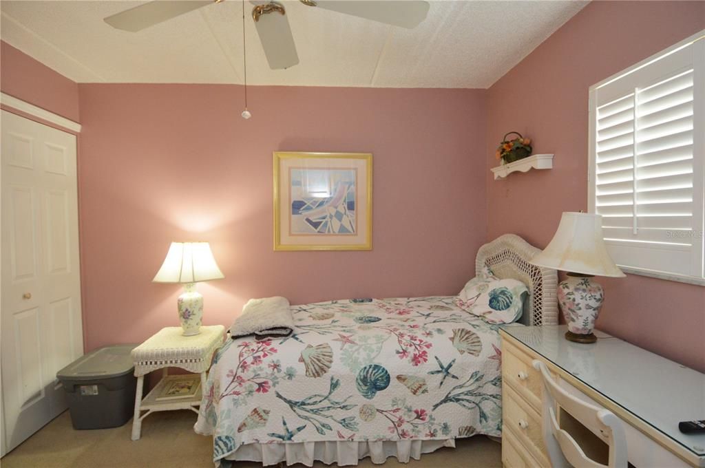 Active With Contract: $2,000 (2 beds, 1 baths, 987 Square Feet)