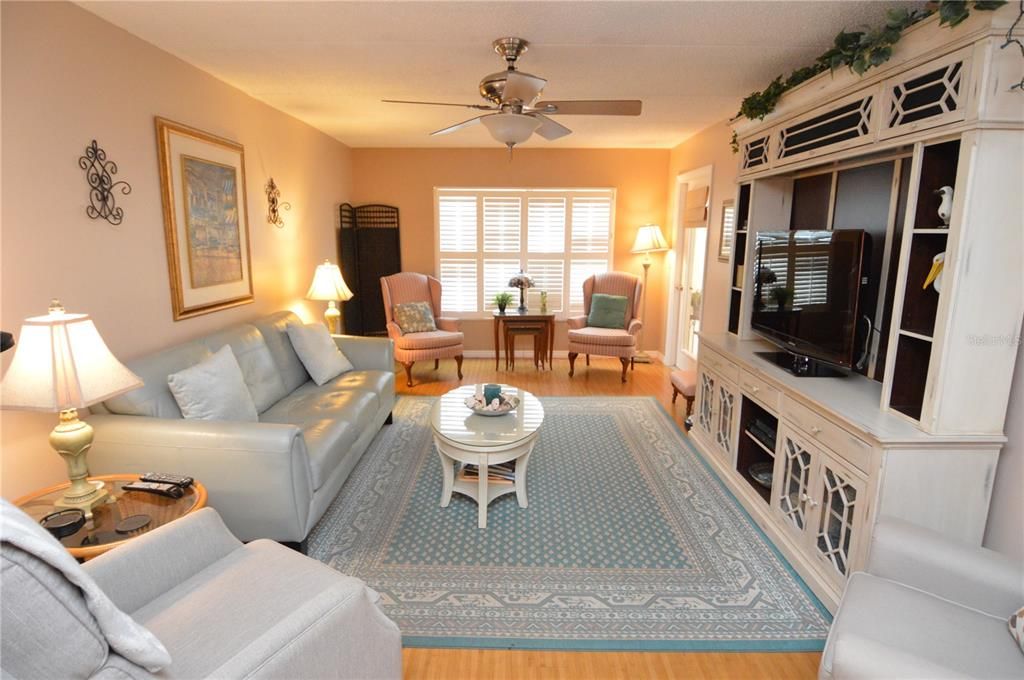 Active With Contract: $2,000 (2 beds, 1 baths, 987 Square Feet)