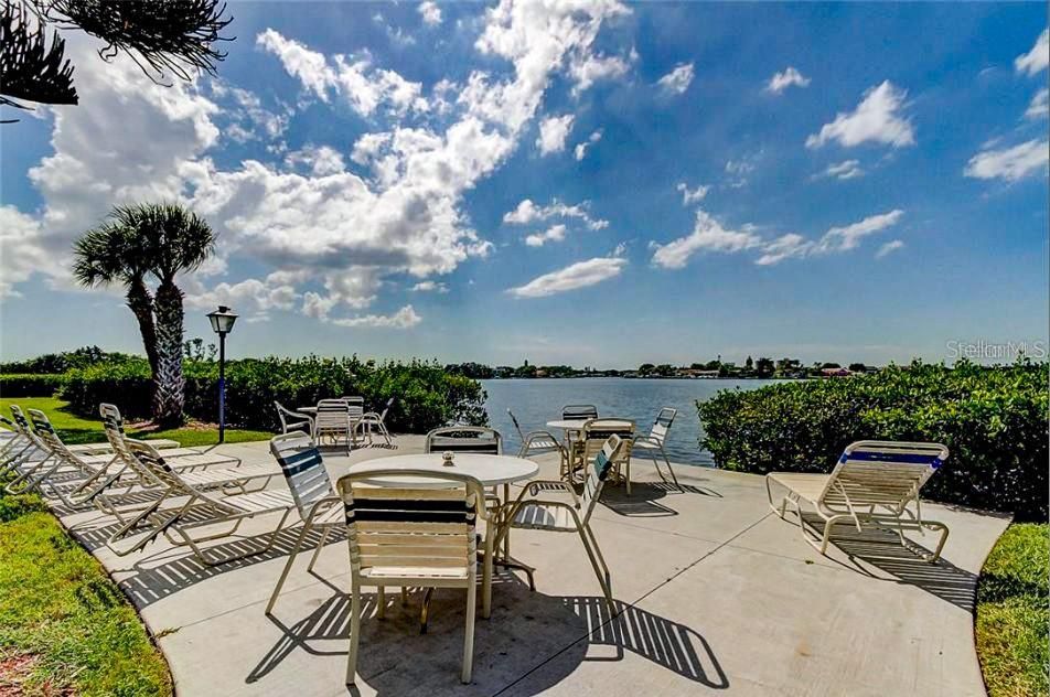 Active With Contract: $2,000 (2 beds, 1 baths, 987 Square Feet)