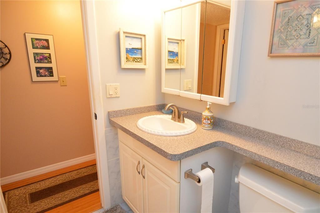 Active With Contract: $2,000 (2 beds, 1 baths, 987 Square Feet)