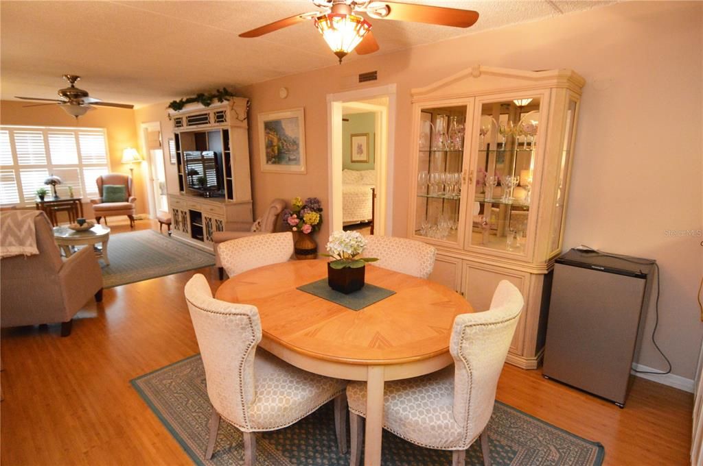 Active With Contract: $2,000 (2 beds, 1 baths, 987 Square Feet)