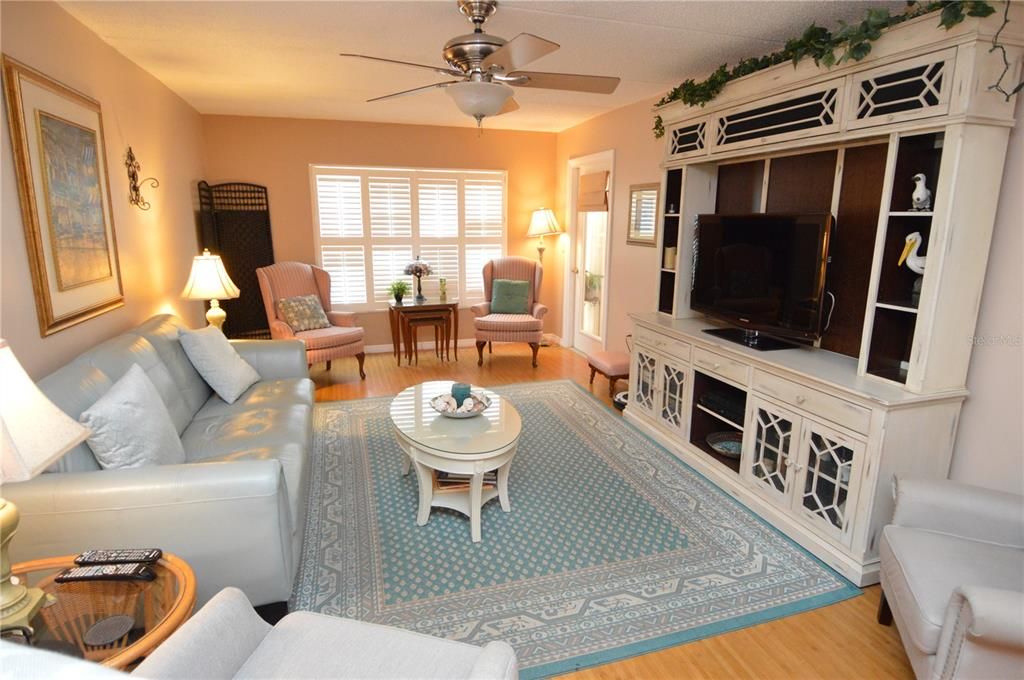 Active With Contract: $2,000 (2 beds, 1 baths, 987 Square Feet)