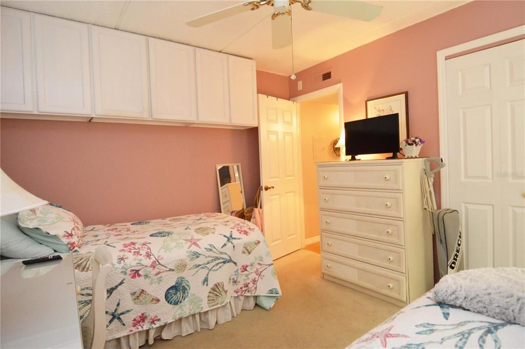 Active With Contract: $2,000 (2 beds, 1 baths, 987 Square Feet)