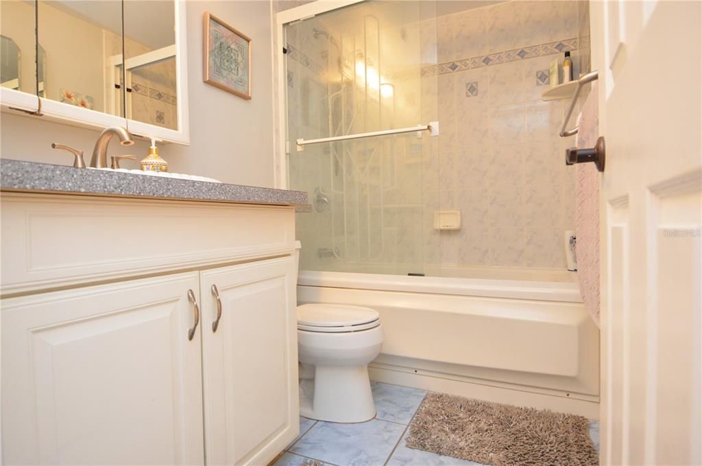 Active With Contract: $2,000 (2 beds, 1 baths, 987 Square Feet)