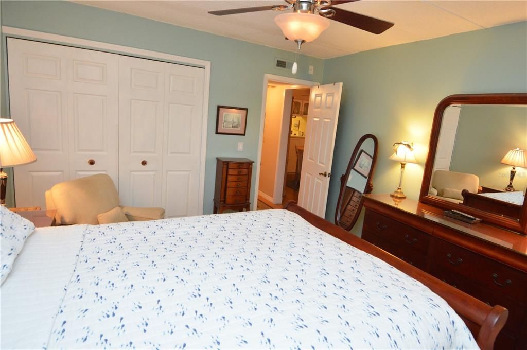 Active With Contract: $2,000 (2 beds, 1 baths, 987 Square Feet)